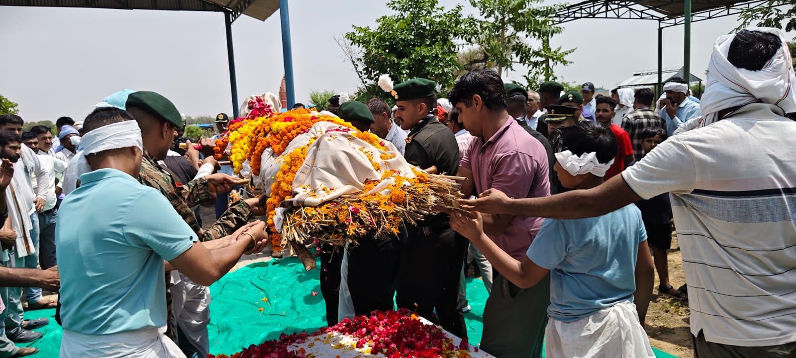 17 दिन पहले बेटे का हुआ था जन्म, वीडियो में जाने दो नामकरण की तैयारी के बीच सड़क हादसे में शहीद जवान की मौत