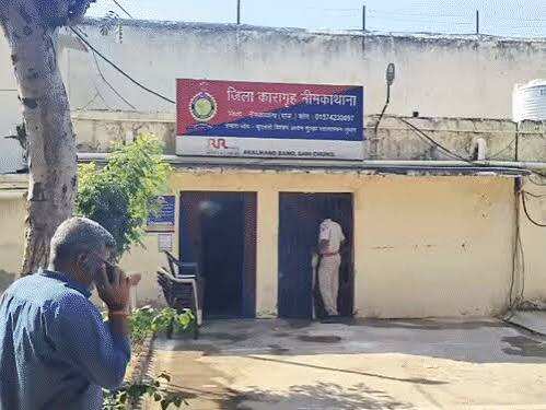 सीकर की नीमकाथाना सब जेल से दुष्कर्म का आरोपी फरार, कचरा डालने के बहाने आया बाहर; वीडियो में देंखे जेलकर्मियों को धक्का देकर दीवार फांदी