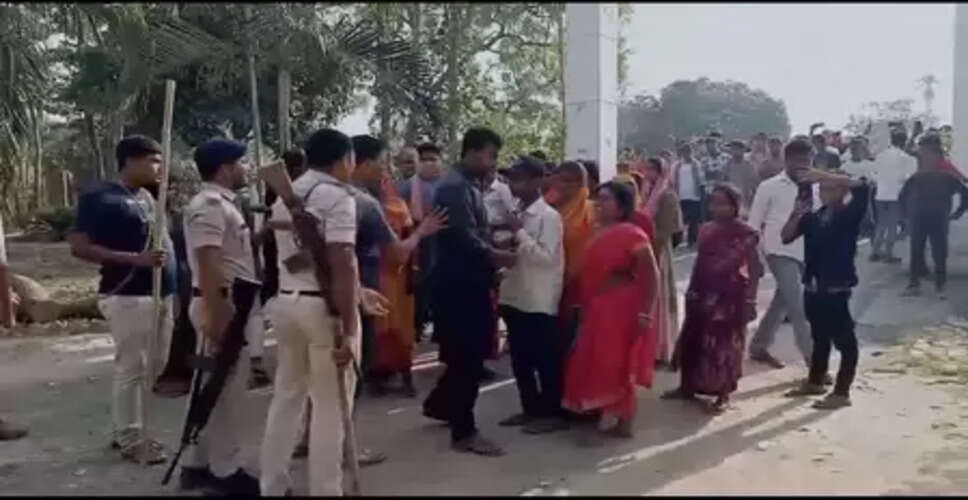 बिहार : कटिहार में शराब तस्कर को छुड़ाने के लिए थाने पर असामाजिक तत्वों का हमला, पुलिस ने आत्मरक्षार्थ की फायरिंग