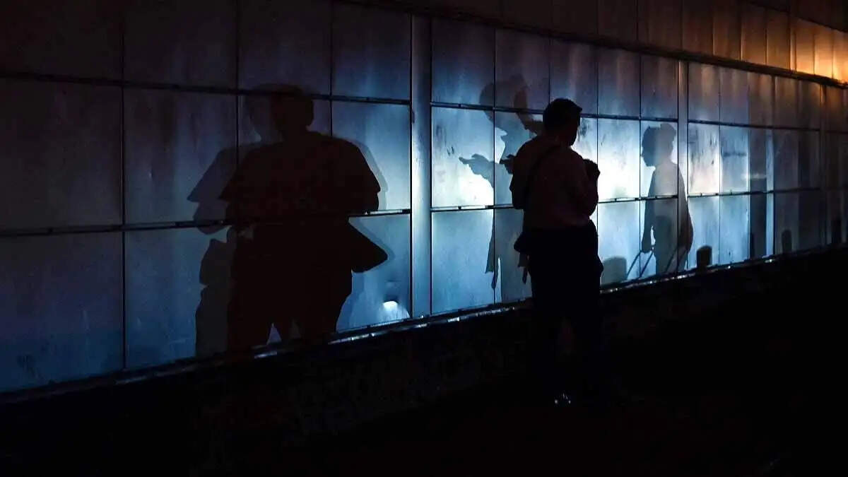 युद्ध के समय क्यों किया जाता है ब्लैकआउट? 2 मिनट के वीडियो में जाने गाड़ियों की लाइट से लेकर घरों की बिजली तक लागू होते हैं सख्त नियम