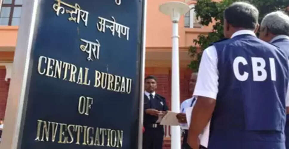 सीबीआई ने साइबर अपराध के बड़े इंफ्रास्ट्रक्चर पर की छापेमारी, फर्जी मैसेज भेजकर ठगने के मामले में तीन गिरफ्तार