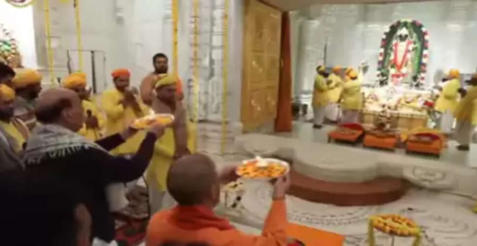 अयोध्या : रक्षा मंत्री और सीएम योगी ने हनुमानगढ़ी और रामलला के किए दर्शन-पूजन