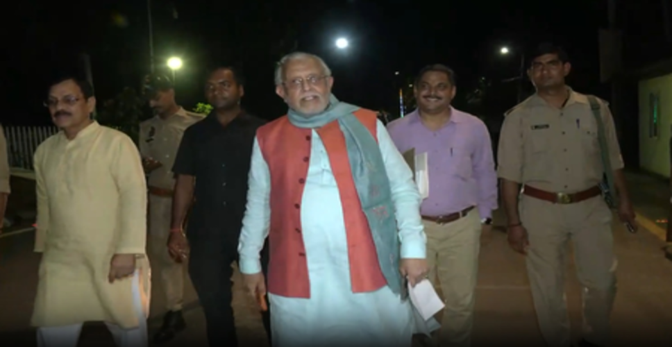 लखनऊ: वित्त मंत्री सुरेश खन्ना पैदल चलकर पहुंचे अपने आवास, बोले- ईंधन बचाना हमारा दायित्व
