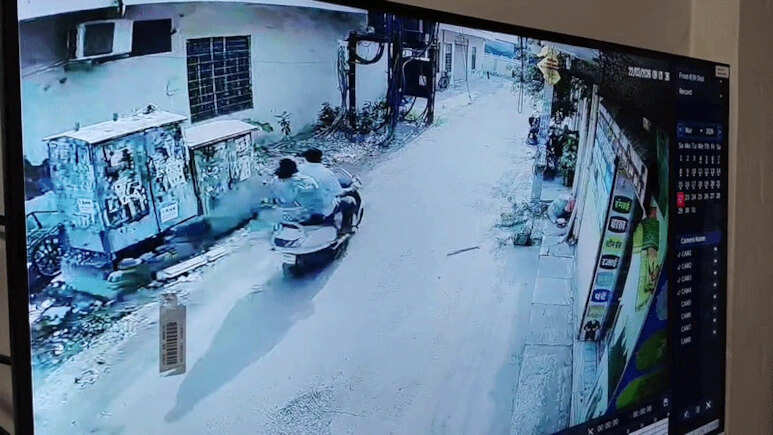 जयपुर में गैस किल्लत के बीच सिलेंडर चोरी, आरोपी को लोगों ने पकड़कर की धुनाई