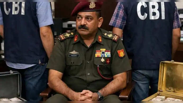 लेफ्ट‍िनेंट कर्नल पर न‍िज‍ी कंप‍न‍ियों को लाभ पहुंचाने का आरोप, 2.36 करोड़ नकद बरामद
