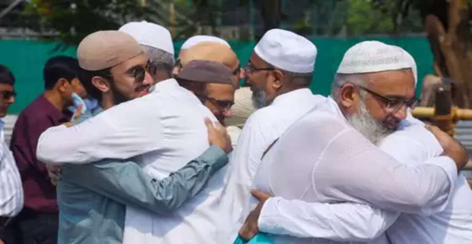 गाजियाबाद में मुस्लिम परिवारों ने &lsquo;केक-बकरा&rsquo; काटकर मनाई बकरीद, नंदकिशोर गुर्जर बोले - 'मोहम्मद साहब थे शाकाहारी'