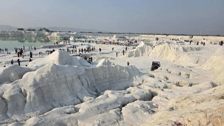 अजमेर में मार्बल के सफेद पहाड़ बने आकर्षण का केंद्र, स्विट्जरलैंड जैसा नजारा