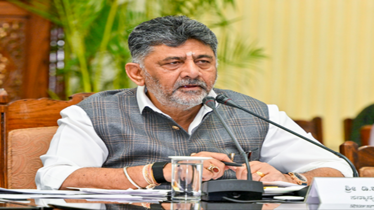 कर्नाटक: प्रदर्शन कर रहे छात्रों के साथ खड़े हुए सीएम शिवकुमार, बोले- यह राजनीति नहीं, भविष्य का सवाल