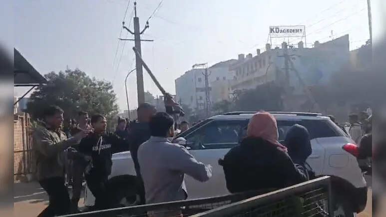 मैनेजर ने मजदूरों को दौड़ा-दौड़ाकर पीटा, बकाया वेतन के लिए कंपनी के गेट पर जुटे थे मजदूर