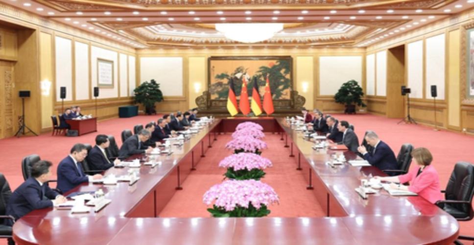 ली छ्यांग ने जर्मन चांसलर के साथ वार्ता की