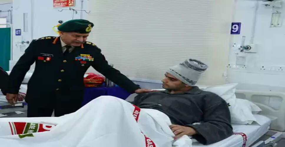 साल के पहले दिन जख्मी और बीमार सैनिकों से मिलने अस्पताल पहुंचे सेनाध्यक्ष