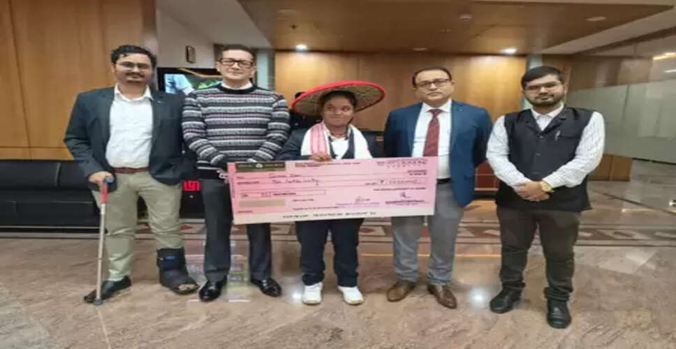 सीएम ने सिमू दास को सौंपा 10 लाख का चेक, सरकारी नौकरी का भी वादा