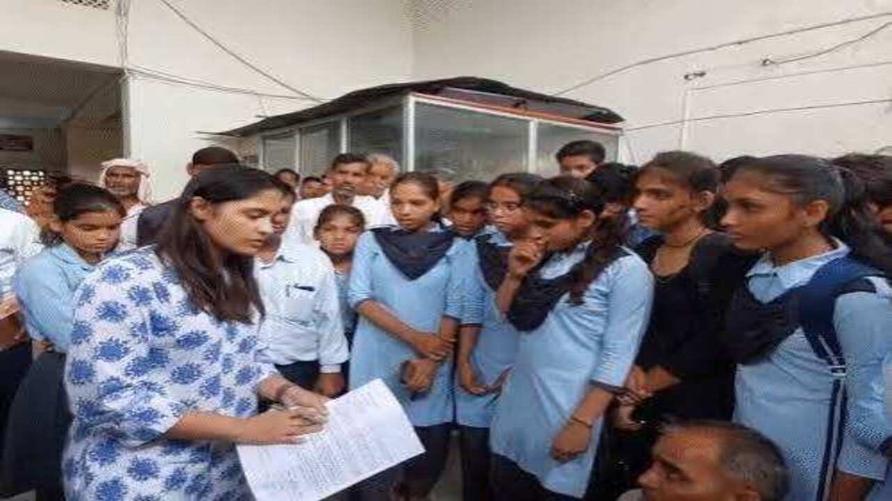 'स्कूल का रास्ता खुलवाओ या कलेक्ट्रेट में पढ़ाएंगे', वीडियो में देंखे दौसा में बच्चों का अनोखा विरोध; बस्ता लेकर कलेक्टर कार्यालय पहुंचे छात्र