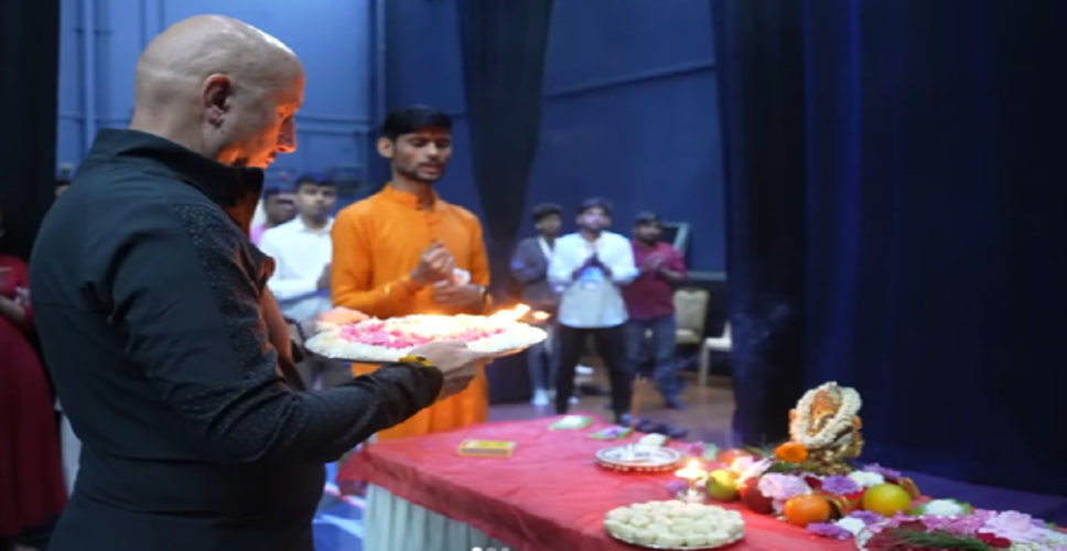 नीता अंबानी के सांस्कृतिक केंद्र को 3 साल पूरे, अनुपम खेर ने किया नाटक &lsquo;कुछ भी हो सकता है&rsquo; का मंचन