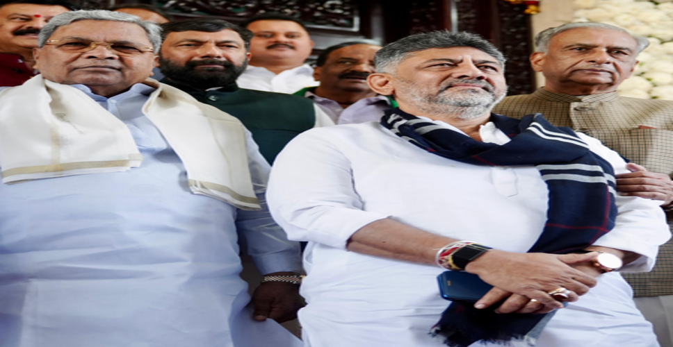 फिर बढ़ी कर्नाटक कांग्रेस की अंदरूनी खींचतान, शिवकुमार दिल्ली पहुंचे तो सिद्दारमैया ने भी की समर्थकों संग बैठक