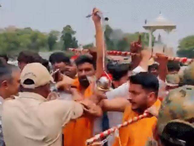 छात्र संघ चुनाव की मांग को लेकर जयपुर में छात्रों का विधानसभा कूच, वीडियो में देंखे बैरिकेड्स पर चढ़कर नारेबाजी; कई छात्र डिटेन