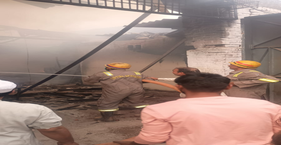 लोनी के आर्य नगर इंडस्ट्रियल एरिया में फैक्ट्री में लगी आग, दमकल की तत्परता से टला बड़ा हादसा