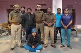 वीडियो में देंखे सरकारी कर्मचारी ने पुलिसकर्मियों पर घर में घुसकर मारपीट और अभद्रता का आरोप लगाया