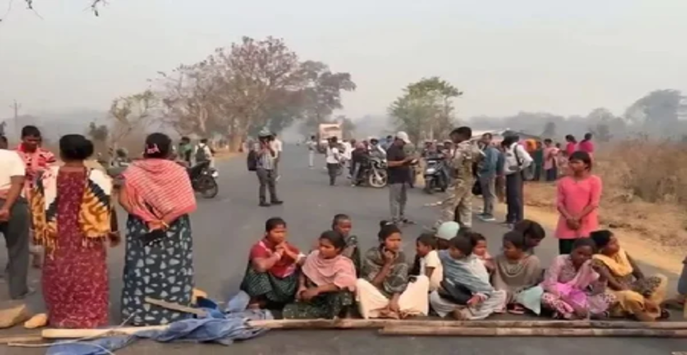 चाईबासा में वाहन की चपेट में आने से महिला की मौत, मुआवजे की मांग को लेकर ग्रामीणों ने किया एनएच जाम