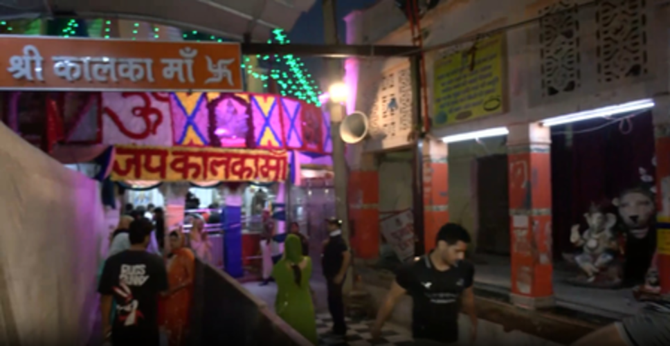 नवरात्रि के तीसरे दिन दिल्ली के कालकाजी और झंडेवालान मंदिरों में अपार भीड़, व्यवस्थाओं की सराहना