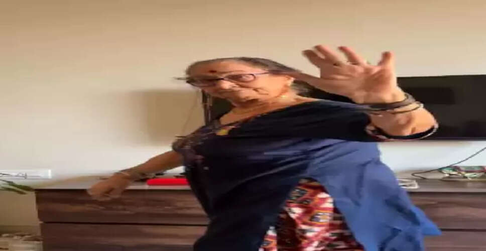 अनुपम खेर की मां दुलारी ने कश्मीरी मंगलसूत्र पहनकर किया रैंप वॉक', फैंस को आया पसंद