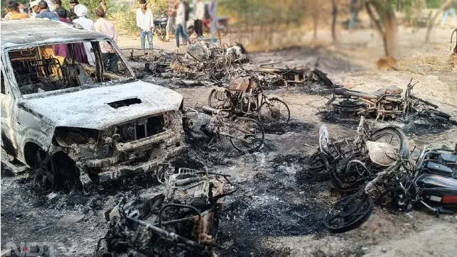 समरावता गांव में हिंसा के बाद पसरा सन्नाटा, सड़कें बिखरे वाहन और मलबे से भरी