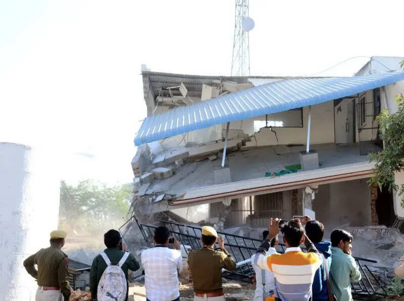 झुंझुनूं गैंगवार: श्रवण भादवासी के अवैध ऑफिस पर बुलडोजर, 8.30 घंटे में ध्वस्त की बिल्डिंग