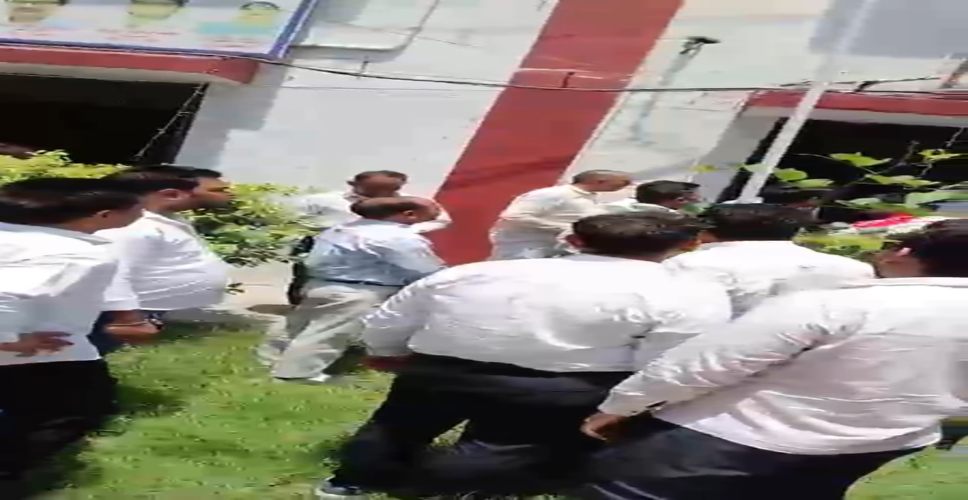 ई-पंजीकरण व्यवस्था के विरोध में वकीलों, डीड राइटर्स का अनिश्चितकालीन धरना, 300 रजिस्ट्रियां प्रभावित