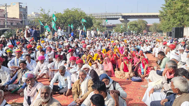 जयपुर में सड़कों पर उतरे हजारों किसान, फसल नुकसान और जमीन अधिग्रहण पर सरकार को चेतावनी