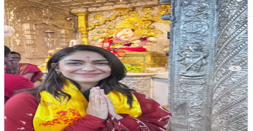 मृणाल ठाकुर ने किए श्रीमंत दगडूशेठ हलवाई गणपति के दर्शन, जानें पुणे के इस मंदिर की क्या है खासियत?