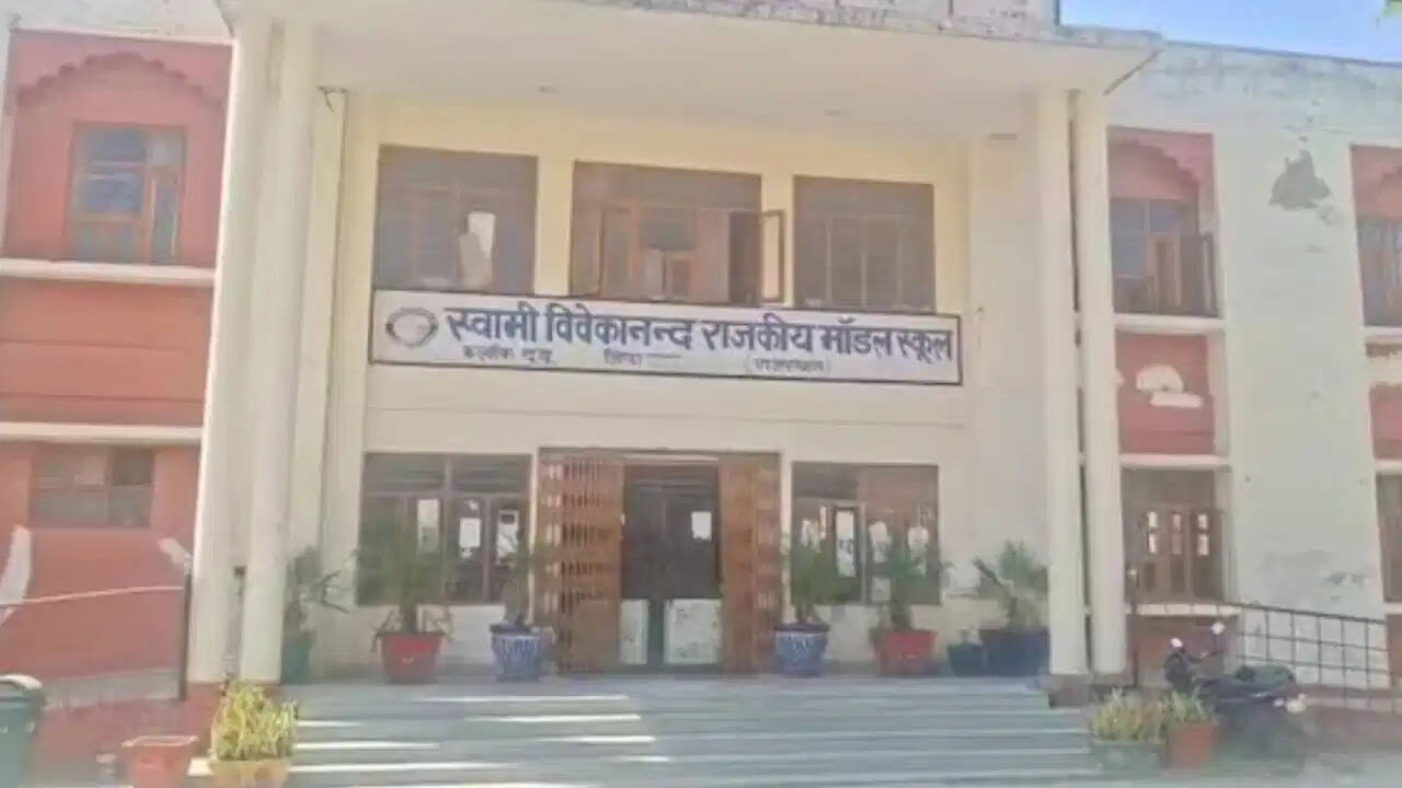 जयपुर के दूदू में स्कूल कैंपस का ताला तोड़कर शव का दाह संस्कार, मौके पर पहुंची पुलिस से लोगों की झड़प