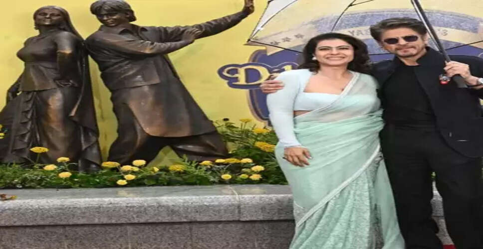 लंदन के ‘सीन्स इन द स्क्वायर’ में शाहरुख-काजोल का स्टैच्यू, 'सिमरन' संग पोज देते दिखे 'राज'
