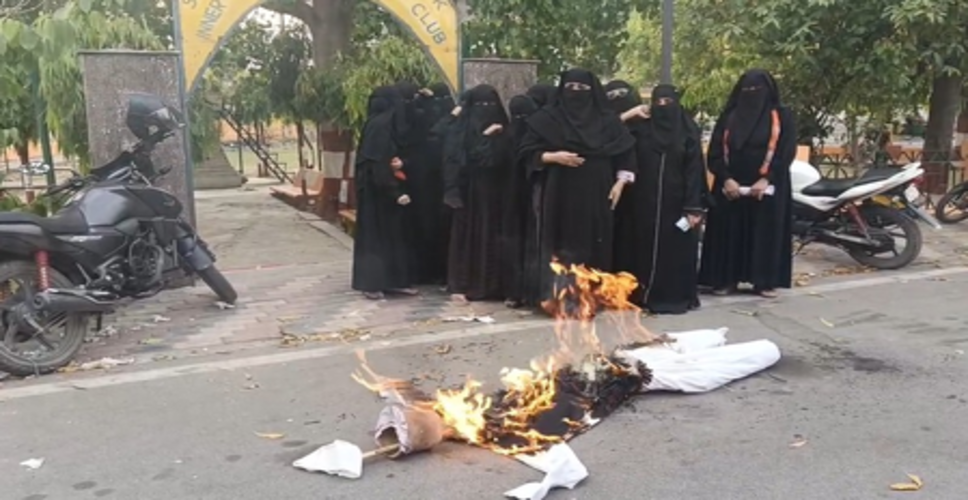 बरेली: 'महिला आरक्षण' के समर्थन में मुस्लिम महिलाए, कांग्रेस के खिलाफ प्रदर्शन और नारेबाजी