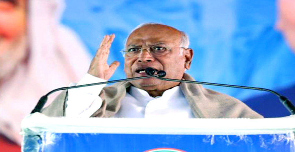 एलपीजी सिलेंडर की कीमत बढ़ने पर कांग्रेस का हमला, खड़गे बोले- 'पर्याप्त तेल-गैस मुहैया कराने में सरकार लाचार'