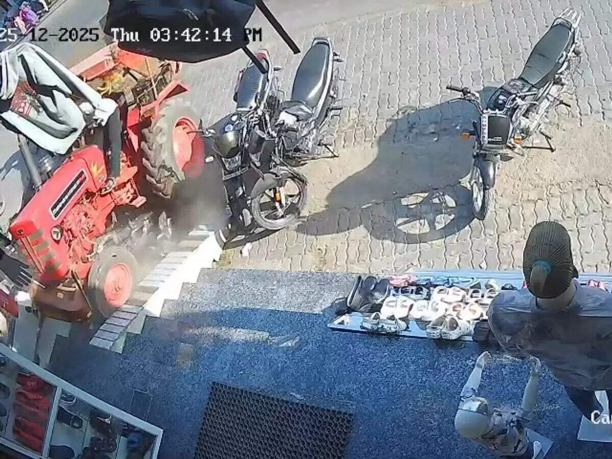 बांसवाड़ा में 15 मिनट तक मौत बनकर ट्रैक्टर दौड़ता रहा नशेड़ी ड्राइवर, एक्सक्लुसीव फुटेज में देखें पति-पत्नी बाल-बाल बचे, मासूम चपेट में आया