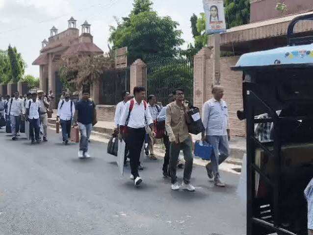 झुंझुनूं निकाय चुनाव: मतदान के दौरान हंगामा, वीडियो में देंखे BLO पर लगे आरोप; EVM खराबी के बाद बदली गईं मशीनें