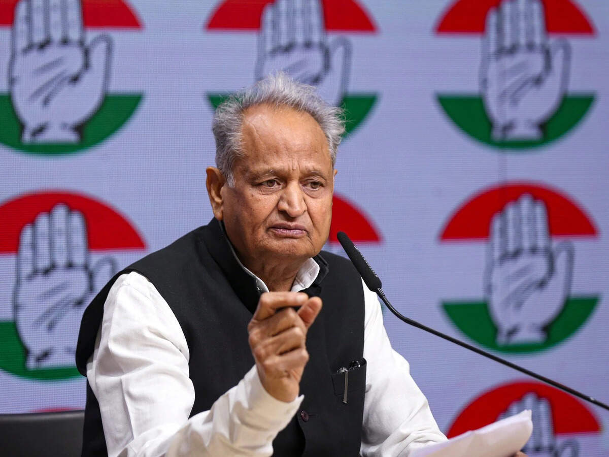 गहलोत ने साधा केंद्र पर निशाना, प्रकाशक के फैसले से आगे पीएमओ की चुप्पी पर उठाए सवाल