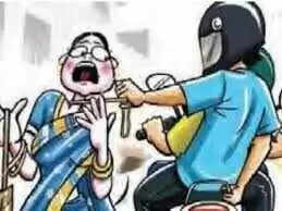 जयपुर में चेन स्नेचरो के हौशले बुलंद, वीडियो में देंखे सरेआम महिला की आँखो में मिर्ची डालकर की वारदात