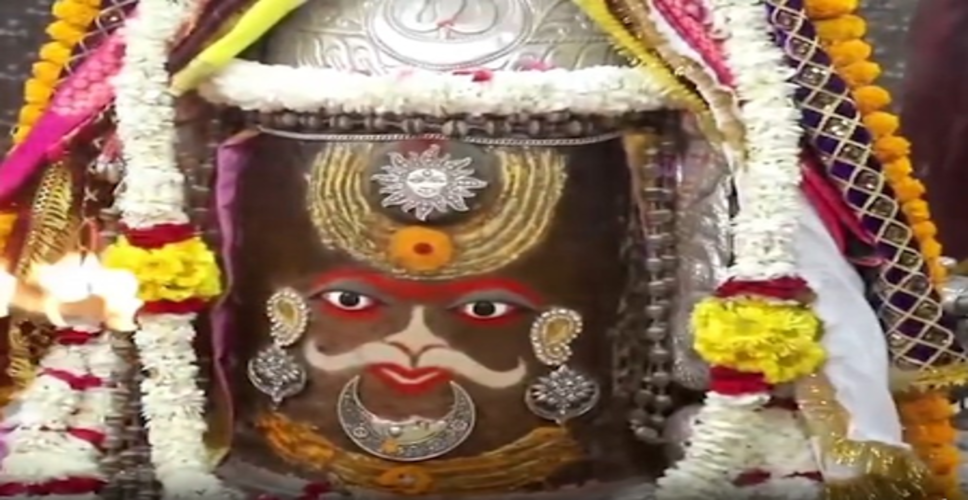 उज्जैन में बाबा महाकाल की भस्म आरती व दर्शन को उमड़ी श्रद्धालुओं की भीड़