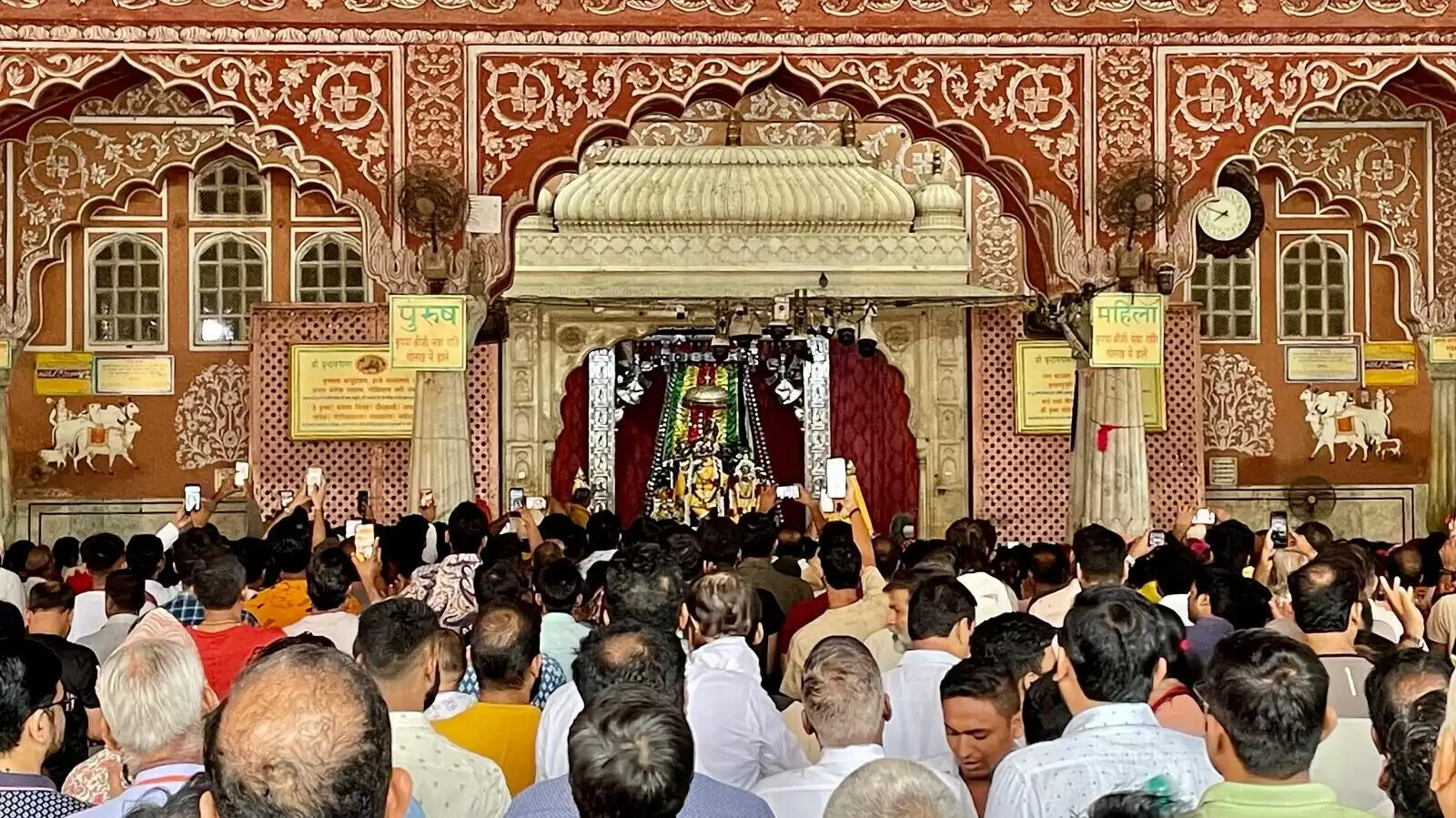 ‘गोविंद जीव घणो घबरावे जी...’ वीडियो में देंखे जयपुर में भीषण गर्मी के बीच भक्तों की अनोखी प्रार्थना, मंदिर में किए गए खास इंतजाम