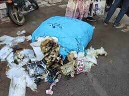 अचानक टूटी बिजली की तार, मोटरसाइकिल में लगी आग; मौके पर मची अफरा-तफरी