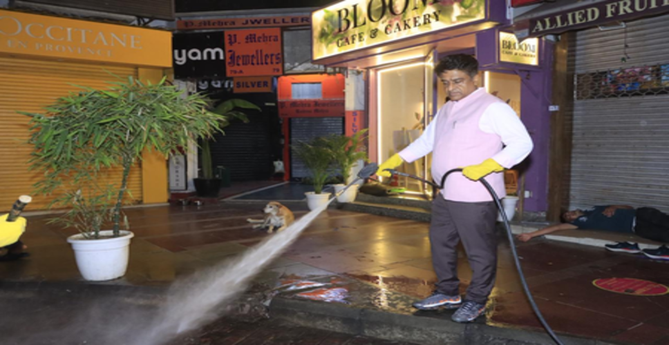 दिल्ली: एनडीएमसी के उपाध्यक्ष ने जलभराव रोकने के उपायों की समीक्षा की, खान मार्केट में रात की सफाई में शामिल हुए