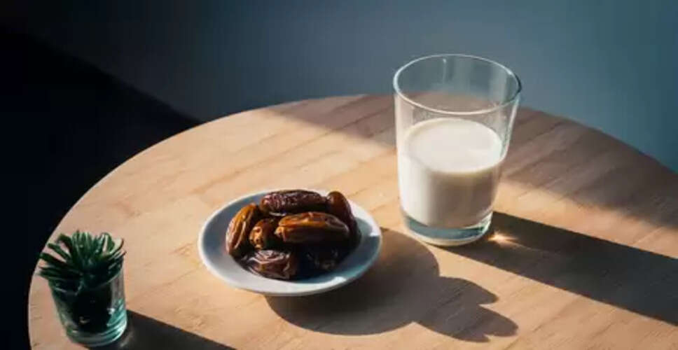 दूध में खजूर डालकर पीना सेहत के लिए वरदान, तन-मन दोनों को मिलता है फायदा