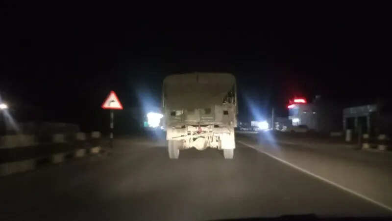 दिन में चमकती, रात में बनती जानलेवा: जैसलमेर–पोकरण राष्ट्रीय राजमार्ग 11 पर बढ़ा खतरा