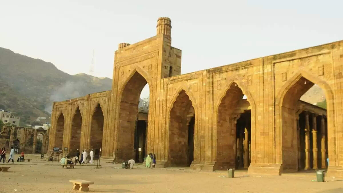 Adhai Din Ka Jhonpra: राजस्थान के साथ-साथ देश की सबसे प्राचीन मस्जिदों में शामिल 'अढ़ाई दिन का झोपड़ा' को बनाने के पीछे क्या है कहानी? आइए जानते है यहां विस्तार से