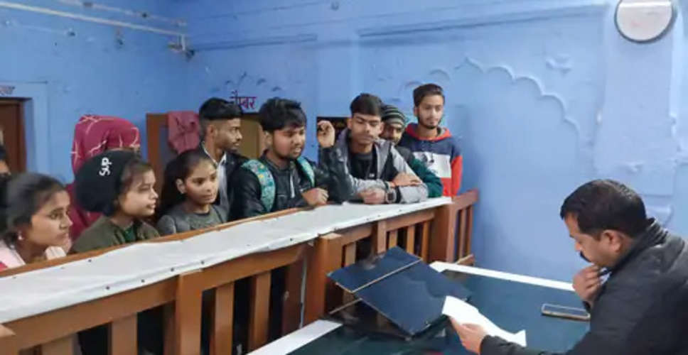 Dholpur में बाड़ी शहर के गवर्नमेंट गर्ल्स कॉलेज की छात्राओं ने SDM को सौपा ज्ञापन, अंग्रेजी की व्याख्याता लगाने की मांग की 