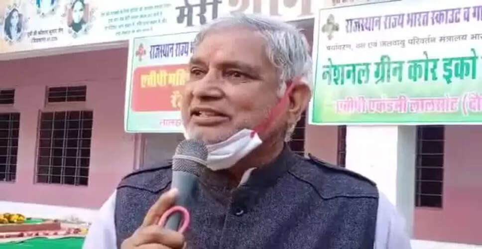 Rajasthan Breaking News: कांग्रेस नेता दिनेश मिश्रा पर लगा पट्टा जारी करने में धांधली का आरोप, नगरपालिका के सामने प्रदर्शन जारी