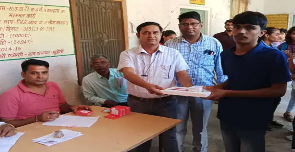 Sikar नीमकाथाना ब्लॉक के 89 विद्यार्थियों को मिले टेबलेट