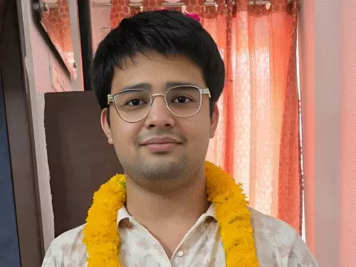 राजस्थान के बयाना क्षेत्र के लिए गर्व का क्षण है। यहां के दो छात्रों ने मेडिकल प्रवेश परीक्षा NEET (नेशनल एलिजिबिलिटी कम एंट्रेंस टेस्ट) में सफलता हासिल कर क्षेत्र का नाम रोशन किया है। छात्रों की इस उपलब्धि से परिवार, शिक्षकों और स्थानीय लोगों में खुशी का माहौल है।  NEET परीक्षा में सफल होने वाले छात्रों में शौर्य और कृष शामिल हैं। दोनों छात्रों ने कड़ी मेहनत और लगन के दम पर यह मुकाम हासिल किया है। शौर्य को 720 में से 568 अंक, जबकि कृष को 582 अंक प्राप्त हुए हैं।  मेहनत और लगन से मिली सफलता  बयाना के इन होनहार छात्रों ने मेडिकल क्षेत्र में करियर बनाने के अपने सपने को पूरा करने की दिशा में पहला बड़ा कदम बढ़ाया है। दोनों छात्रों ने नियमित पढ़ाई, सही रणनीति और कठिन परिश्रम के जरिए NEET जैसी कठिन परीक्षा में सफलता हासिल की।  छात्रों की इस उपलब्धि पर परिजनों ने खुशी जताई और कहा कि बच्चों ने पूरी मेहनत के साथ तैयारी की थी, जिसका परिणाम अब सफलता के रूप में सामने आया है।  परिवार और क्षेत्र में खुशी का माहौल  NEET में सफलता की जानकारी मिलते ही दोनों छात्रों के घरों में खुशी का माहौल बन गया। रिश्तेदारों, दोस्तों और स्थानीय लोगों ने छात्रों को बधाई दी और उनके उज्ज्वल भविष्य की कामना की।  लोगों का कहना है कि छोटे शहरों और कस्बों से निकलकर छात्र लगातार अपनी प्रतिभा साबित कर रहे हैं। बयाना के इन छात्रों की सफलता अन्य विद्यार्थियों के लिए भी प्रेरणा बनेगी।  मेडिकल क्षेत्र में आगे बढ़ने का सपना  NEET देश की सबसे कठिन प्रतियोगी परीक्षाओं में से एक है। इसमें सफलता हासिल करने के लिए छात्रों को लंबे समय तक अनुशासन और मेहनत के साथ तैयारी करनी पड़ती है।  शौर्य और कृष अब मेडिकल कॉलेज में प्रवेश लेकर डॉक्टर बनने के अपने सपने को पूरा करने की दिशा में आगे बढ़ेंगे। उनकी सफलता से क्षेत्र के अन्य छात्रों में भी उत्साह बढ़ा है।  छात्रों ने बढ़ाया क्षेत्र का मान  बयाना के दोनों छात्रों की उपलब्धि ने यह साबित कर दिया है कि मेहनत और दृढ़ संकल्प के साथ किसी भी लक्ष्य को हासिल किया जा सकता है। शिक्षकों और शुभचिंतकों ने उम्मीद जताई है कि दोनों छात्र भविष्य में चिकित्सा क्षेत्र में बेहतर योगदान देंगे और समाज का नाम रोशन करेंगे।