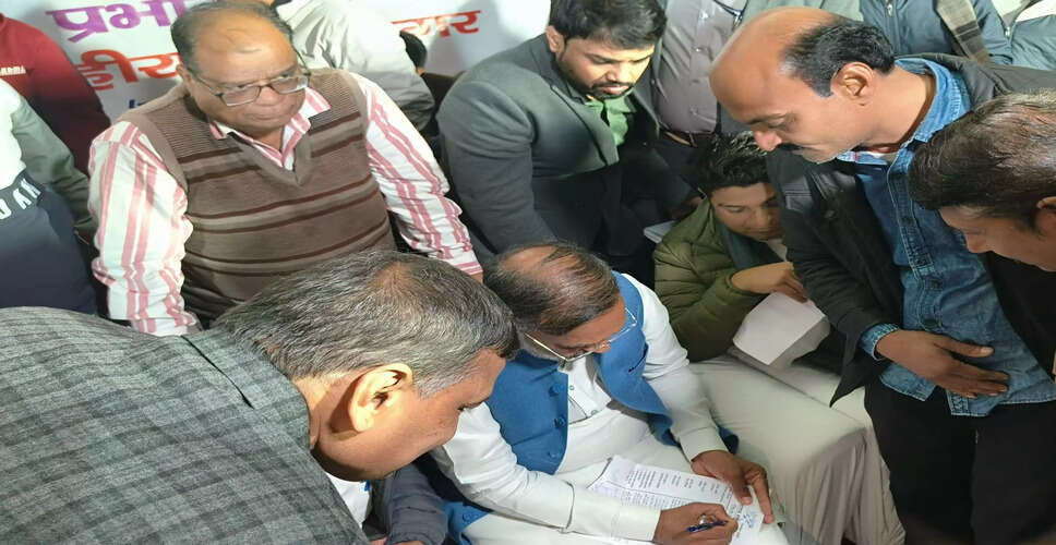 दौसा में रात्रि चौपाल के दौरान अचानक लाइट चली गई, जिला प्रभारी और मंत्री ने सुनी ग्रामीणों की समस्याएं